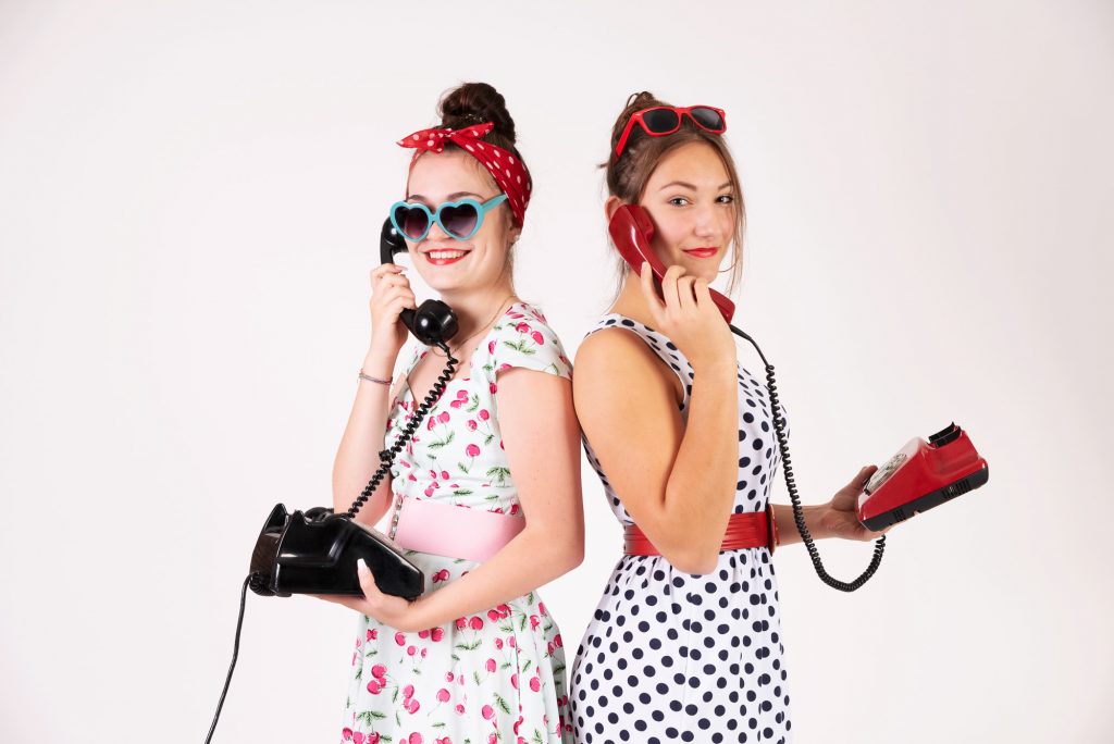 Porträt von zwei jungen Damen im Sixtieslook