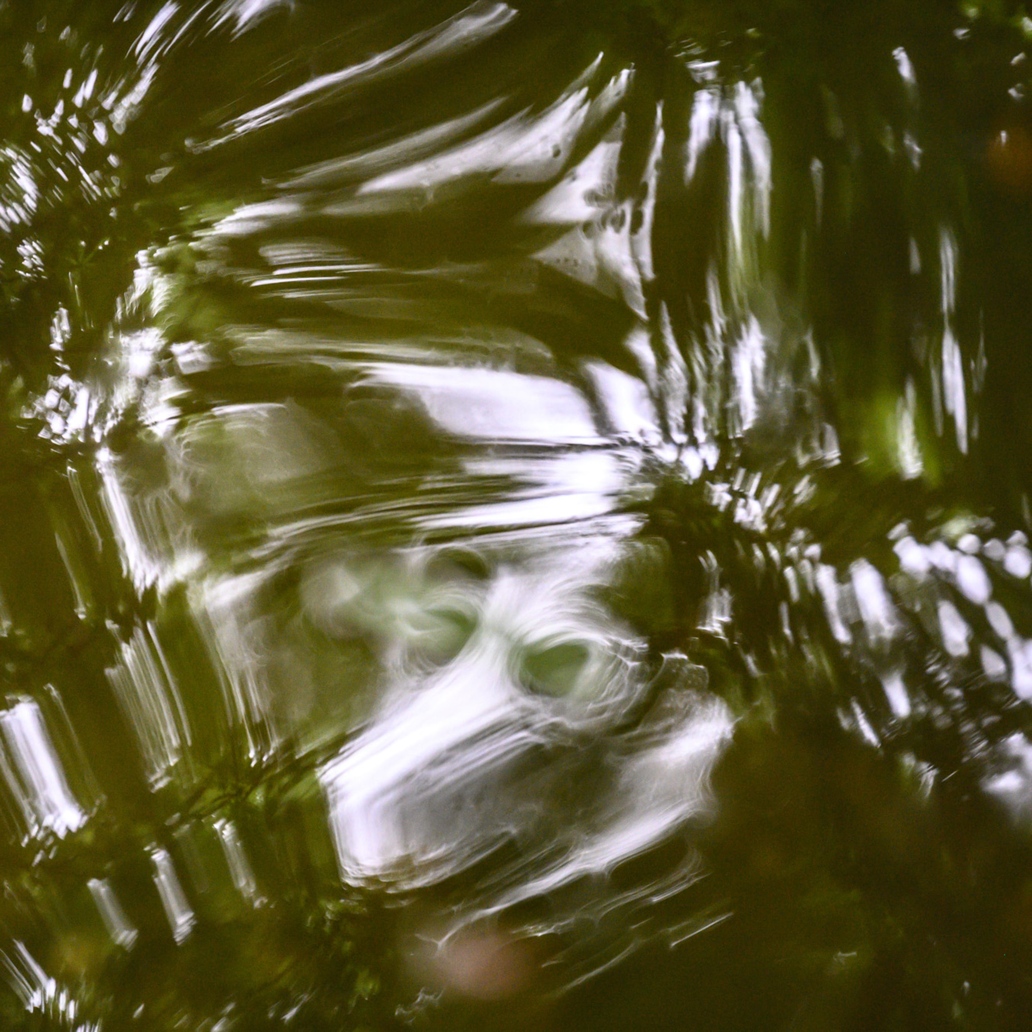Wasser mit Spiegelung der Umgebung